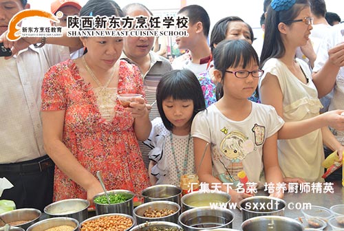 吃货团现场品尝各地特色小吃