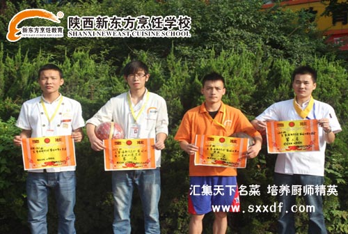 获奖的四个班级合影