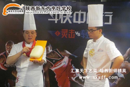 马老师现场表演刀削面