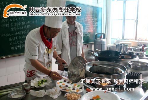郑建林教师演示玉鸟银丝制作方法