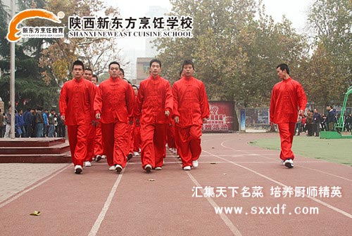ѧ�����ˬӢ�ˣ��Ա���������ӭ��ѧУ�쵼�ļ��ġ�