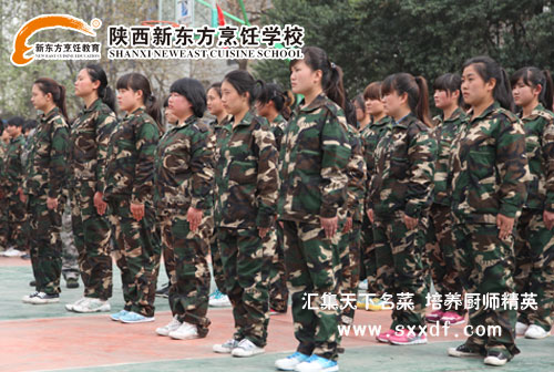 女生连站军姿