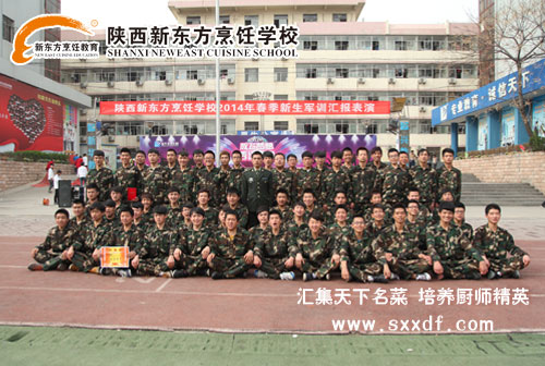 一男生连与教官合影