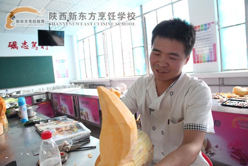 特训组队员认真雕刻