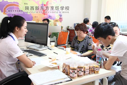 咨询老师耐心为学生家长答疑解惑