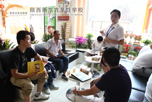 咨询大厅内来访者络绎不绝
