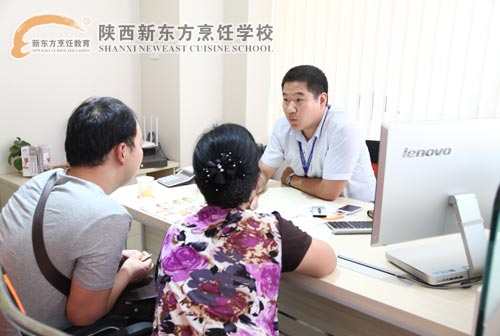 咨询专家为家长讲解专业设置