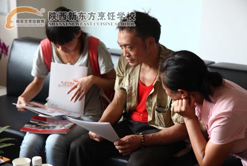 一家三口认真研究