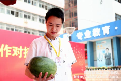 参赛同学小心翼翼掂量着西瓜的重量