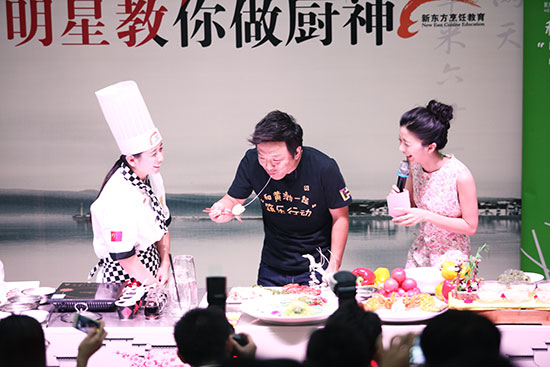 黄渤品尝新东方学子赵丹制作的“罗汉大虾”