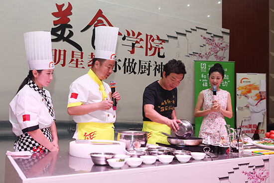 黄渤现场料理“彩椒虾仁”