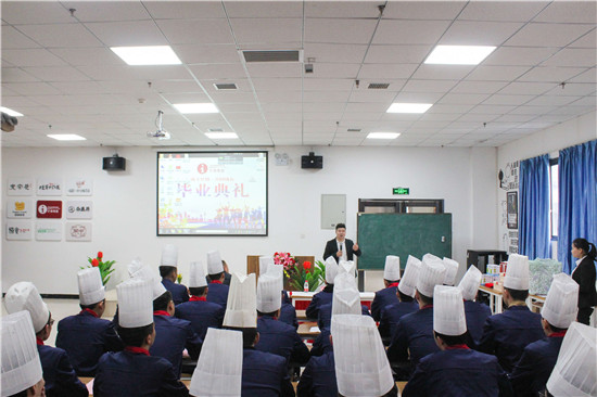 以梦为帆 以技起航 陕西新东方第五期亿康委培班结业典礼成功举行