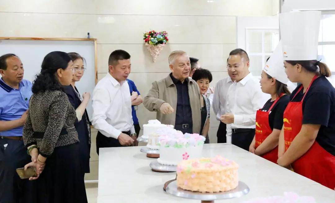ȫ���˴�ί�ḱίԱ���������������ͺ��߽��¶������ѧУ����