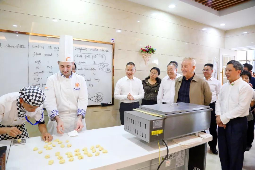 ȫ���˴�ί�ḱίԱ���������������ͺ��߽��¶������ѧУ����