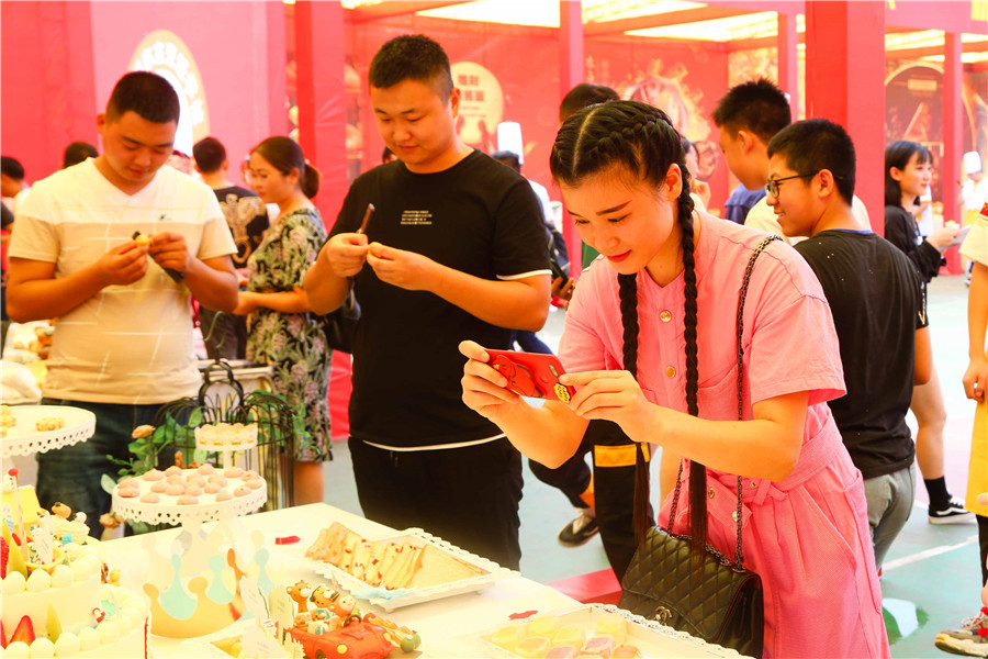 热烈庆祝新东方烹饪教育31周年庆典暨2019年中西餐宴席大赛成功举办!