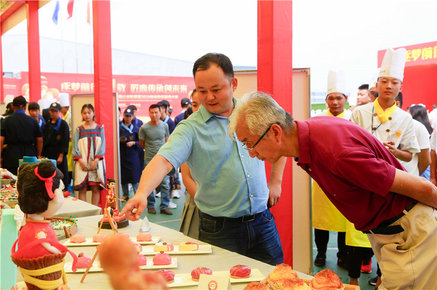 热烈庆祝新东方烹饪教育31周年庆典暨2019年中西餐宴席大赛成功举办!