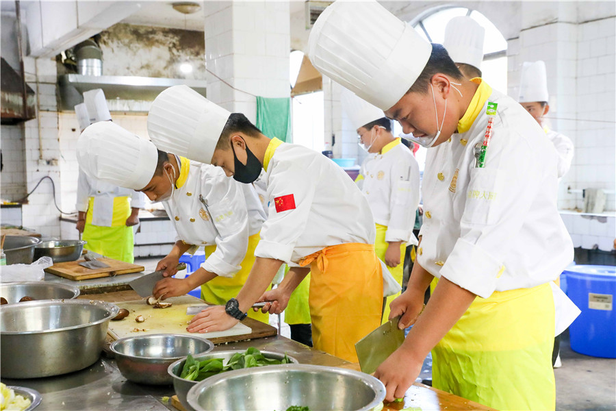 “温暖老人心,佳节又重阳”——我校师生走进敬老院开展公益慰问