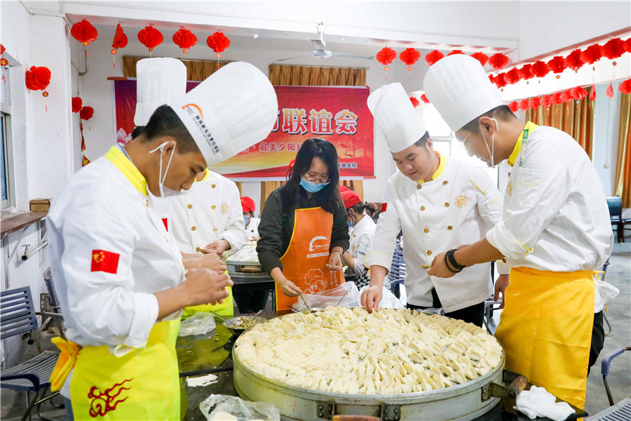 “温暖老人心,佳节又重阳”——我校师生走进敬老院开展公益慰问