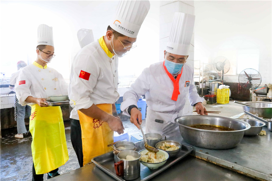 “温暖老人心,佳节又重阳”——我校师生走进敬老院开展公益慰问