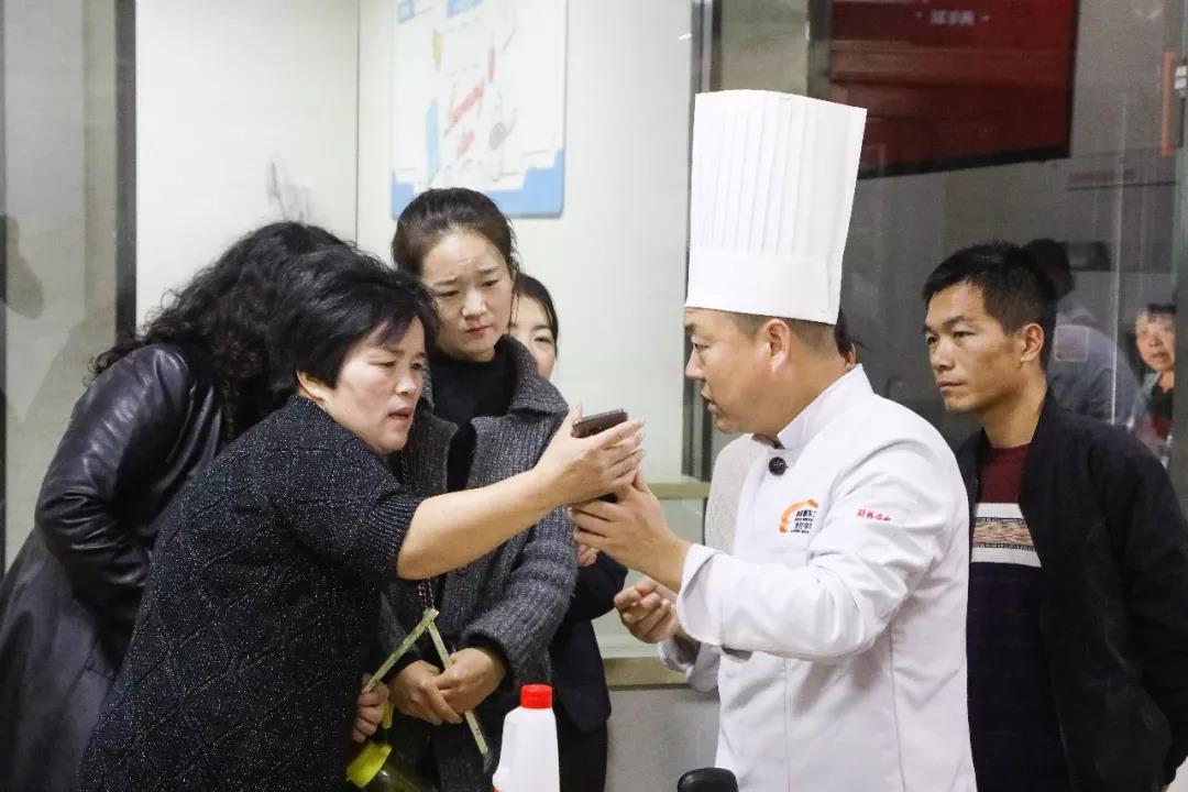 ������ͷһ��Ǯ�ĸ����ٺ٣���ʲô������