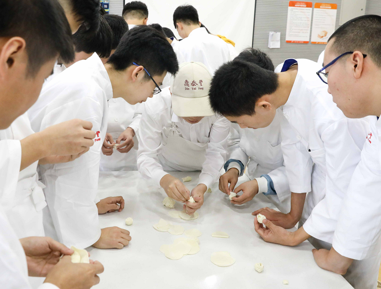 ȼ��!У�������ҵ����̩��ί���ר����ѵ
