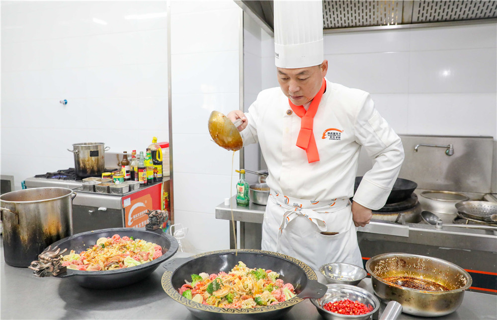【打工返乡学厨师创业指南】 2019年打工返乡学厨师创业怎么样?